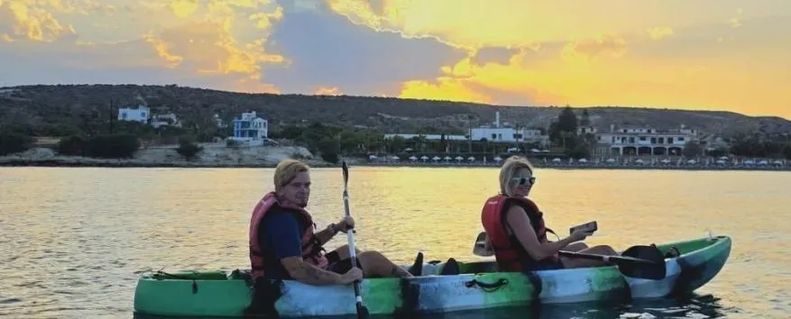 Sunset Sea Kayaking στο Governor’s Beach