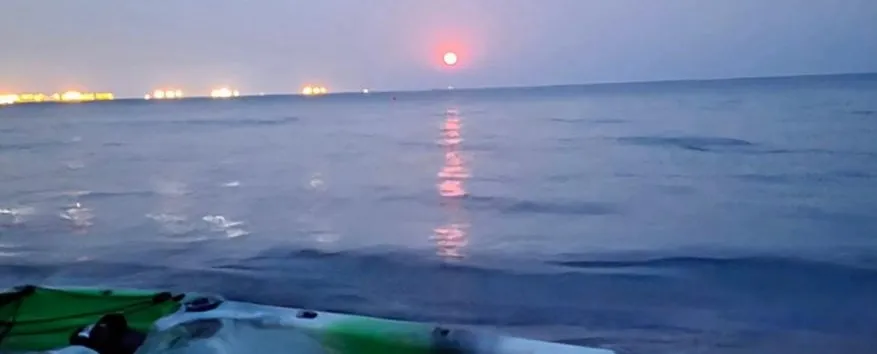 Морской каякинг при лунном свете