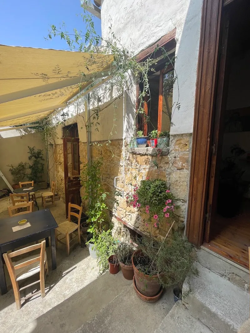 To Erma Bookstore-Café